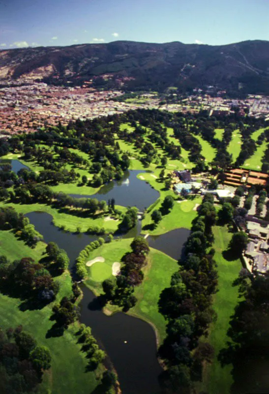 Campo de deportes ecuestres en el Country Club. Instalaciones del Country Club y sector residencial de Los Cedros. El Country Club, ubicado en la calle 129 con Avenida 15, posee uno de los mejores campos de golf del pas y es a menudo sede de torneos internacionales de este deporte; en sus instalaciones se practican tambin el tenis, la natacin y la equitacin. El Country Club tuvo su primera sede en la calle 85, en el barrio denominado hoy como del Antiguo Country. 