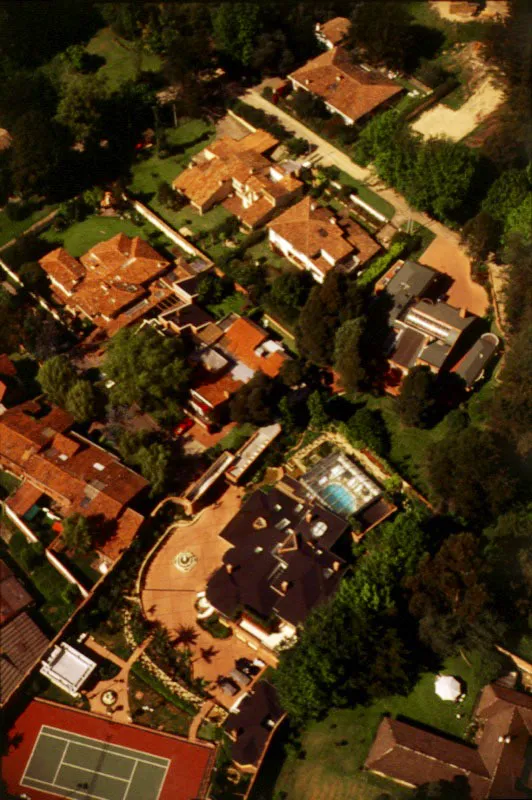 Residencias en los Colinas de Suba. Conjunto Residencial Calatrava. Sobre las colinas que anteceden la hermosa área de Suba, voz indígena que significa mi compañero, se han construido urbanizaciones con residencias que reviven el viejo e inolvidable estilo de las que se conocieron en Chapinero. El antiguo municipio de Suba, hoy barrio de Bogotá, pasa de los setenta mil habitantes y en su casco urbano se han levantado varios conjuntos residenciales. Tiene un comercio muy activo y en dirección al municipio de Cota está rodeado de grandes haciendas.