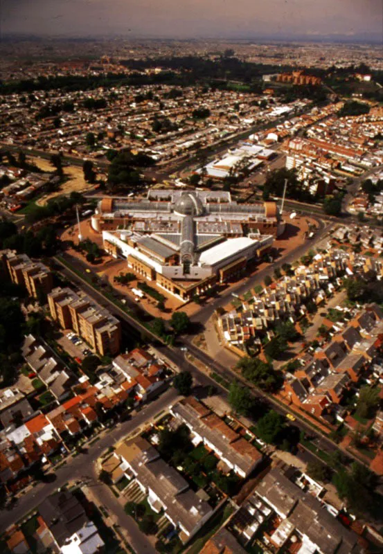 Centro Comercial Bulevar Niza y alrededores. La profusin de centros comerciales se ha constituido en un reto para la imaginacin de los arquitectos colombianos. El Bulevar Niza ha enfrentado airoso el desafo, por su concepcin original, tanto en lo interior como en la fachada. Es uno de los ms visitados de la ciudad, y fue inaugurado en 1989. Est rodeado por barrios residenciales  