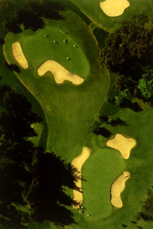 Canchas de tenis y campos de golf del Club Los Lagartos. Instalaciones del Club Los Lagartos y barrio El Minuto de Dios. El Club de Los Lagartos, fundado en los años cuarenta, posee magníficos campos de golf. En sus instalaciones se practican otros deportes como el tenis y la natación, además de los deportes acuáticos que se realizan en su lago ❏ El barrio El Minuto de Dios , obra del sacerdote Rafael García Herreros, se construyó a finales de los cincuenta, y con él se dio principio a un nuevo concepto sobre la función social de la actividad urbanizadora. El Minuto de Dios es comunidad que puede exhibir hoy una organización modelo en todos sus aspectos. En su colegio se educan cada año más de cuatro mil estudiantes, y hay servicios médicos y de urgencias para todos los habitantes