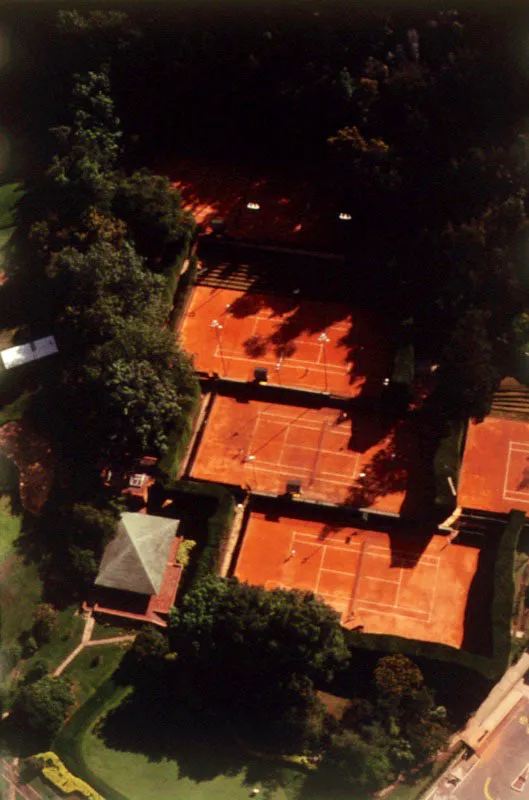 Canchas de tenis y campos de golf del Club Los Lagartos. Instalaciones del Club Los Lagartos y barrio El Minuto de Dios. El Club de Los Lagartos, fundado en los años cuarenta, posee magníficos campos de golf. En sus instalaciones se practican otros deportes como el tenis y la natación, además de los deportes acuáticos que se realizan en su lago ❏ El barrio El Minuto de Dios , obra del sacerdote Rafael García Herreros, se construyó a finales de los cincuenta, y con él se dio principio a un nuevo concepto sobre la función social de la actividad urbanizadora. El Minuto de Dios es comunidad que puede exhibir hoy una organización modelo en todos sus aspectos. En su colegio se educan cada año más de cuatro mil estudiantes, y hay servicios médicos y de urgencias para todos los habitantes.