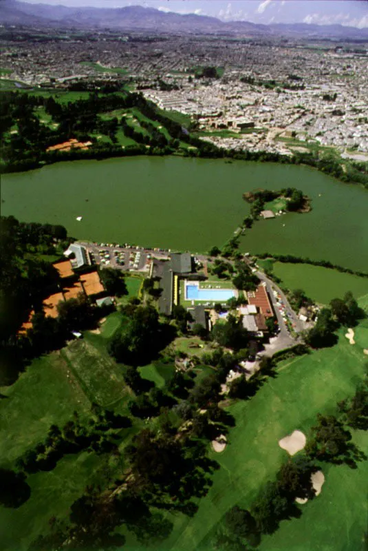 Canchas de tenis y campos de golf del Club Los Lagartos. Instalaciones del Club Los Lagartos y barrio El Minuto de Dios. El Club de Los Lagartos, fundado en los años cuarenta, posee magníficos campos de golf. En sus instalaciones se practican otros deportes como el tenis y la natación, además de los deportes acuáticos que se realizan en su lago ❏ El barrio El Minuto de Dios , obra del sacerdote Rafael García Herreros, se construyó a finales de los cincuenta, y con él se dio principio a un nuevo concepto sobre la función social de la actividad urbanizadora. El Minuto de Dios es comunidad que puede exhibir hoy una organización modelo en todos sus aspectos. En su colegio se educan cada año más de cuatro mil estudiantes, y hay servicios médicos y de urgencias para todos los habitantes.