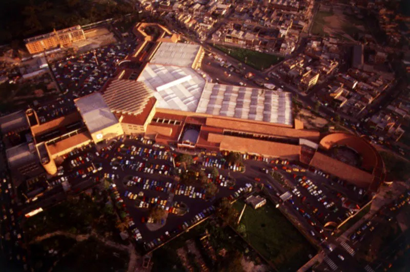 Centro Comercial Plaza de las Amricas. El gran crecimiento del suroccidente de la ciudad ha generado la creacin del moderno centro comercial Plaza de las Amricas, ubicado en la transversal 64A con 25, el cual atrae numeroso pblico, y posee adems dos cmodos cinemas. 