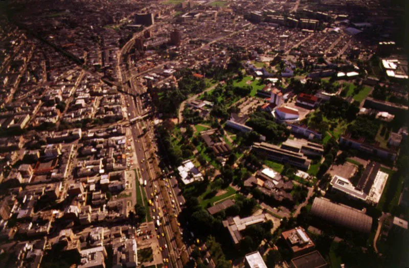 Ciudad Universitaria sobre la Avenida Ciudad de Quito. Fundada en 1867, la Universidad Nacional de Colombia fue, por muchos decenios, una entidad disgregada. En 1935, durante el gobierno de Alfonso Lpez Pumarejo, y por iniciativa oficial, el Congreso de la Repblica aprob la ley orgnica de la Universidad de Colombia. De inmediato el gobierno destin 200 fanegadas ubicadas en el occidente de Bogot para construir en ellas la Ciudad Universitaria, cuyos primeros edificios se comenzaron en mayo de 1937. Para finales de 1945 ya estaba completa la Ciudad Universitaria y operaban en ella todas las facultades, servicios y dependencias de la Universidad Nacional de Colombia. 