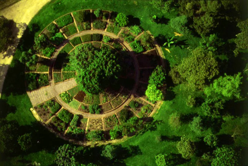 Jardn Botnico Jos Celestino Mutis. Al occidente de los parques distritales El Salitre y Popular de Diversiones, se encuentra el Jardn Botnico Jos Celestino Mutis, prolongacin afortunada de la Expedicin Botnica, obra inmortal del sabio a quien tanto le deben las ciencias de nuestro pas. Es uno de los lugares ms hermosos y apacibles de la ciudad . 