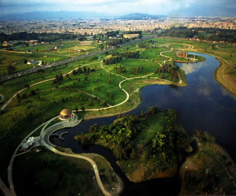 Parque Simn Bolvar, templete eucarstico de Juan Pablo II y templete eucarstico de Pablo VI. Templete eucarstico de Juan Pablo II en el Parque Simn Bolvar. Fuente escalonada sobre el lago central del parque Simn Bolvar. El parque Simn Bolvar, ubicado en el sector occidental de la ciudad es, despus del Parque Nacional, el de mayor extensin de Bogot . Se comenz a construir a mediados de los aos sesenta y se inaugur en 1992. Est dotado con todos los elementos de un parque moderno, educativo y recreativo. Alberga los templetes del Congreso Eucarstico Internacional de 1968 y el conmemorativo de la visita de Juan Pablo II en 1986. Su espectacular fuente escalonada es uno de los mayores atractivos. 