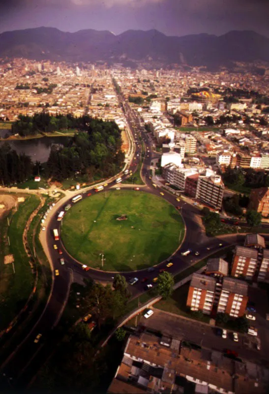 Avenida 63, Parque y Lago de El Salitre. Cancha de basquetbol en la unidad deportiva El Salitre. El Parque Distrital de El Salitre es uno de los ocho grandes parques que estn a cargo del Distrito Capital. Posee un hermoso lago, ciudad de hierro, y numerosos elementos educativos y recreativos. Alberga en sus terrenos la sede del Club de Empleados Oficiales. El Parque Popular de Diversiones, vecino de El Salitre, es famoso por la ciudad infantil que atrae a miles de nios. La unidad deportiva de El Salitre tiene un coliseo en cuya cancha de basquet se efectan torneos nacionales e internacionales. 