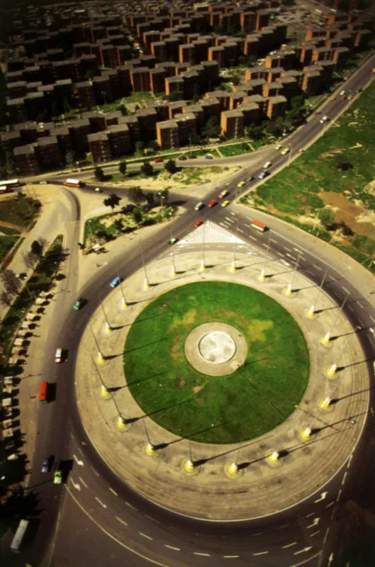 Plaza de Banderas y Ciudad Kennedy. Para la Conferencia Panamericana de 1948 se inaugur, a la entrada del Aeropuerto Internacional de Techo, el Monumento de las Banderas donde se izaron los pabellones de cada una de las naciones que participaron en la Conferencia. En 1961, en los terrenos del antiguo aeropuerto de Techo, el presidente John F. Kennedy coloc la primera piedra del complejo habitacional denominado Ciudad Techo, que pronto se convirti en el barrio ms poblado de Bogot. En 1963, para honrar la memoria del presidente Kennedy, el nombre de Ciudad Techo fue cambiado por el de Ciudad Kennedy. 