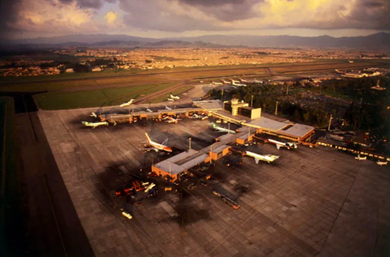  Aeropuerto Internacional de El Dorado. En 1959 se inaugur el Aeropuerto Internacional de El Dorado, cuya construccin se inici en 1955 para reemplazar el antiguo aeropuerto de Techo. El intenso trfico areo de Bogot ha obligado a efectuar varias ampliaciones y remodelaciones de El Dorado y a la construccin de un aeropuerto alterno denominado Puente Areo. 