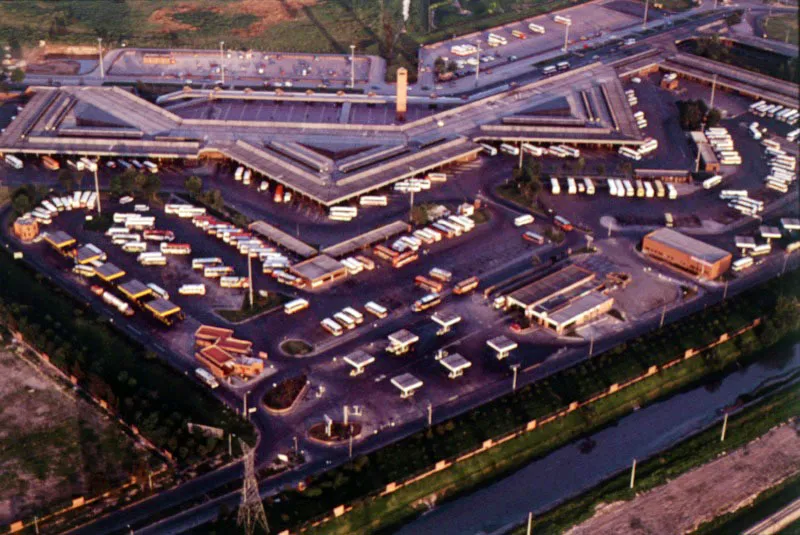 Terminal de Transportes. Inaugurada en 1984, y construida sobre un gran terreno al occidente de la ciudad, la Terminal de Transportes de Bogot, con las ms cmodas y modernas instalaciones, dinamiz y organiz el servicio de transporte interurbano y dio gran empuje al desarrollo urbanstico del sector. 