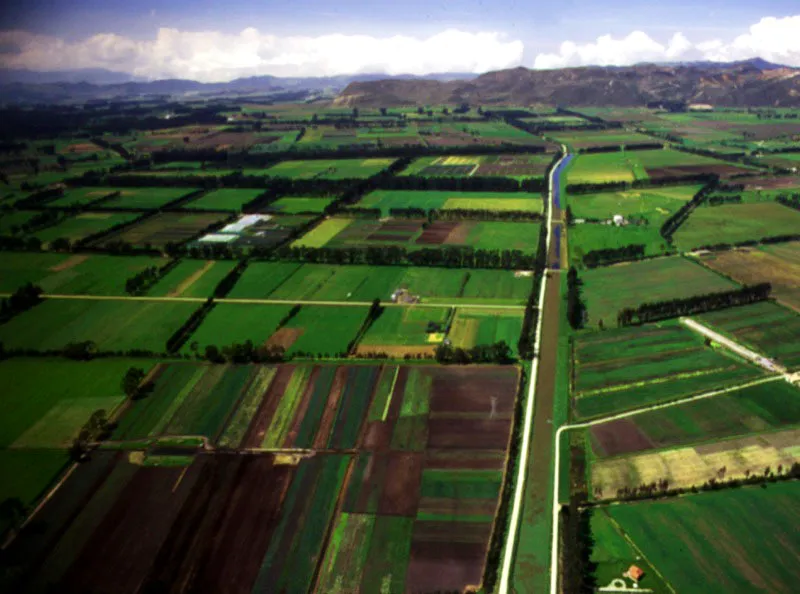 Cultivos cerca de Soacha. Soacha, voz indígena que significa varón del sol, fue fundada por los españoles en 1600. “Su importancia prehistórica está en los adoratorios que tenían los muiscas en los pueblos circundantes y las piedras pintadas de jeroglíficos, a los cuales pueden agregarse los fósiles del Hombre del Tequendama, descubiertos en 1972, de 12.400 años de antigüedad.” Soacha fue escenario de combates sangrientos en algunas de las guerras civiles.
