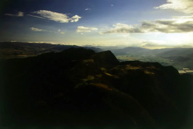 Alrededores de la Sabana de Bogotá en el sector de Chía. Chía, a 31 kilómetros de Bogotá, es en la práctica uno de sus barrios residenciales más apetecidos, y la más antigua de las poblaciones indígenas, ciudad sagrada de los chibchas. Posee, además de su capilla, valiosas edificaciones coloniales y está rodeada de quintas que recuerdan las del antiguo Chapinero. En sus alrededores se encuentra la sede de Universidad de la Sabana.