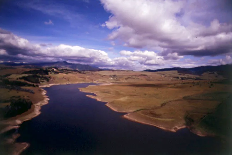 Embalse de El Sisga. La represa de El Sisga sobre la carretera Central del Norte se inaugur a principios de los aos sesenta y es una de las obras de ingeniera hidrulica ms importantes realizadas en el pas. En este embalse se pesca trucha y se practican varios deportes nuticos. 