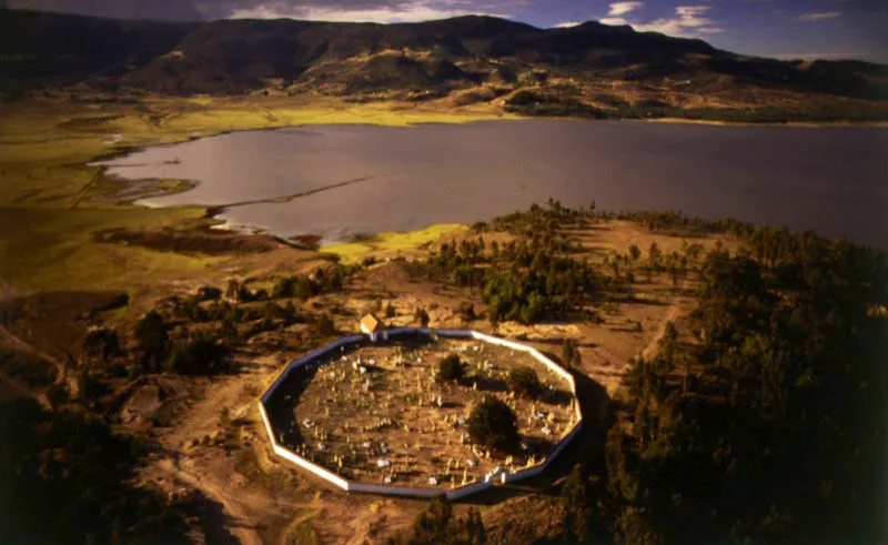 Cementerio de Guatavita y embalse de Tomin. La laguna de Guatavita, que dio origen a tantas leyendas, entre las cuales la ms conocida es la de El Dorado, se encuentra a 3.100 metros sobre el nivel del mar y a 16 kilmetros de la cabecera municipal. Guatavita la Antigua, sepultada hoy por las aguas de Tomin, fue una de las primeras ciudades del reino chibcha, y la tercera ms poderosa de la nacin muisca, despus de Bacat y Hunza. Guatavita la Nueva fue inaugurada en 1968. 