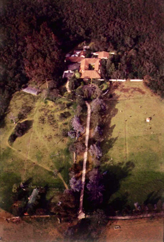 Hacienda colonial en las cercanías de Cota. Los Chibchas habían organizado una inteligente distribución de cercados alrededor de su capital. Uno de éstos era Cota, situado entre bosques tupidos, por lo cual fue escogido por Nemqueteba para predicar el culto del sol y enseñar a los indígenas el cultivo de la tierra y el tejido del algodón. La fundación española de Cota fue en 1604.