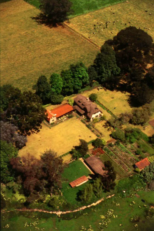 Finca ganadera cerca a Funza, frente a un humedal sabanero. Baada por el ro Funza, voz indgena que significa varn poderoso, fue la poblacin ms floreciente de la poca indgena, capital del reino de los Chibchas, conocida como Bacat. La fundacin espaola de Funza se realiz en 1600, poca en que se empez a construir su valiosa iglesia colonial. El Puente Grande, reliquia arquitectnica, construido sobre el ro Bogot, data de 1662. Su casa parroquial es hoy un museo de arte religioso. 