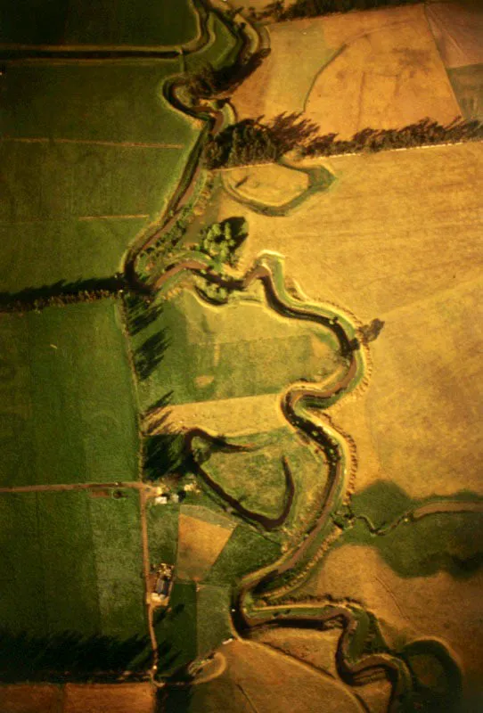 Río Teusacá en la hacienda de El Salitre. Las haciendas de la Sabana, elogiadas por el escritor bogotano Tomás Rueda Vargas, deben su fertilidad a la abundancia de agua que le suministran numerosos ríos que cruzan su territorio. Uno de éstos es el Teusacá, que atraviesa la extensa hacienda de El Salitre y desemboca en el río Bogotá.