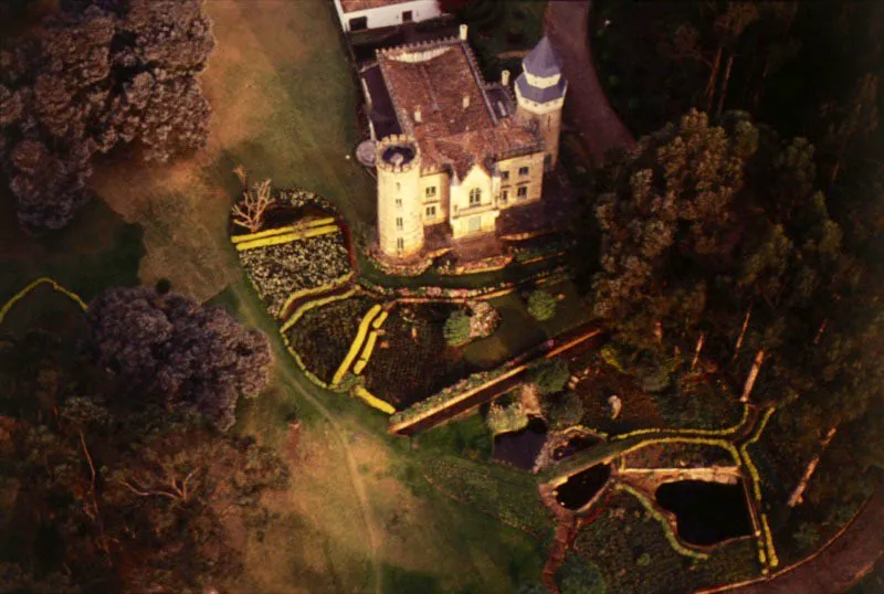 Castillo Marroqun en La Caro. Fue construido por encargo de Lorenzo Marroqun Osorio, con planos y bajo la direccin del arquitecto francs Gastn Lelarge. Comenzado en 1899, antes de empezar la guerra civil, se termin en 1902, pocos das despus de concluir la guerra, que dur ms de mil das. 