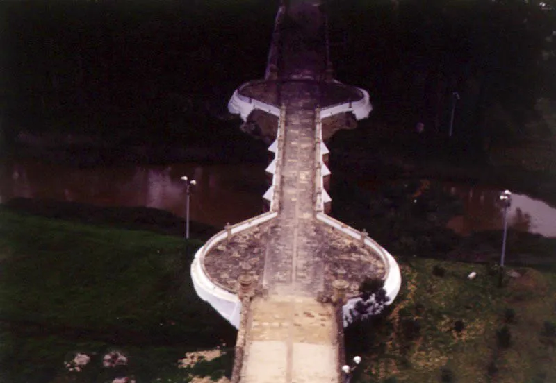 Puente de El Común sobre el río Bogotá. El Puente de El Común, sobre el río Bogotá, fue construido durante la administración del Virrey Ezpeleta, entre 1791 y 1795, para facilitar la comunicación de Santafé con las poblaciones del noroccidente. Dirigió la obra el ingeniero arquitecto Domingo Esquiaqui.