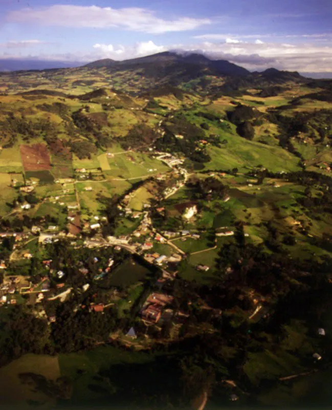 Sabana y río Bogotá en los alrededores de Chía. El río Bogotá nace al oriente del municipio de Villapinzón a 3.200 metros de altura sobre el nivel del mar, y desemboca en el río Magdalena por su margen derecha al oriente de Girardot. Atraviesa la Sabana de Bogotá en toda su extensión. Al término de la Sabana el río se precipita por una catarata de 157 metros de altura, conocida como Salto de Tequendama. Su curso es regulado en el sector de la Sabana por los embalses del Muña y El Sisga. El río Bogotá.