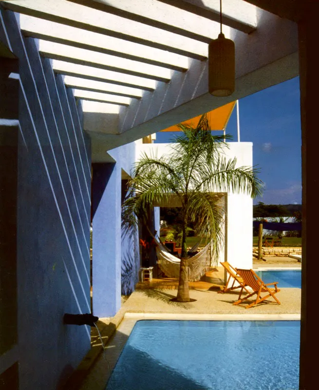 La respuesta de la casa al clima permite trabajar con el agua, la luz y la sombra, lo cerrado y lo abierto, como signos de aquello que se busca ofrecer: calor y frescura, sequedad y humedad, oscuridad y claridad. Todo ello da lugar a fuertes contrastes que enfatizan la imagen de la "tierra caliente". / Ricaurte, Cundinamarca. Arquitecto, Jorge Pérez Norzagaray.