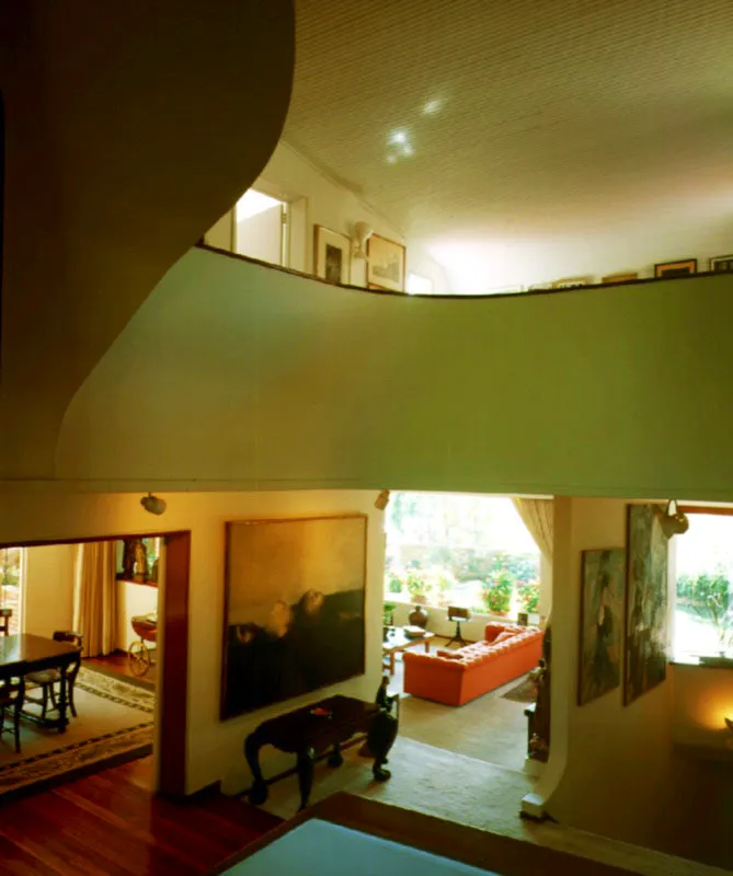 Aun cuando por definición toda vivienda contiene un espacio interior, raras veces éste se propone como problema de diseño. En esta casa se elabora un conjunto de direcciones visuales, de relaciones directas e indirectas, de juegos de niveles y alturas, todo ello apoyado en el manejo de muros y de vanos. El cielo raso se proyecta como uno de los principales elementos que dan forma al espacio de la casa. / Bogotá, D.C. Arquitectos, Fernando Martínez, Guillermo Avendaño.
