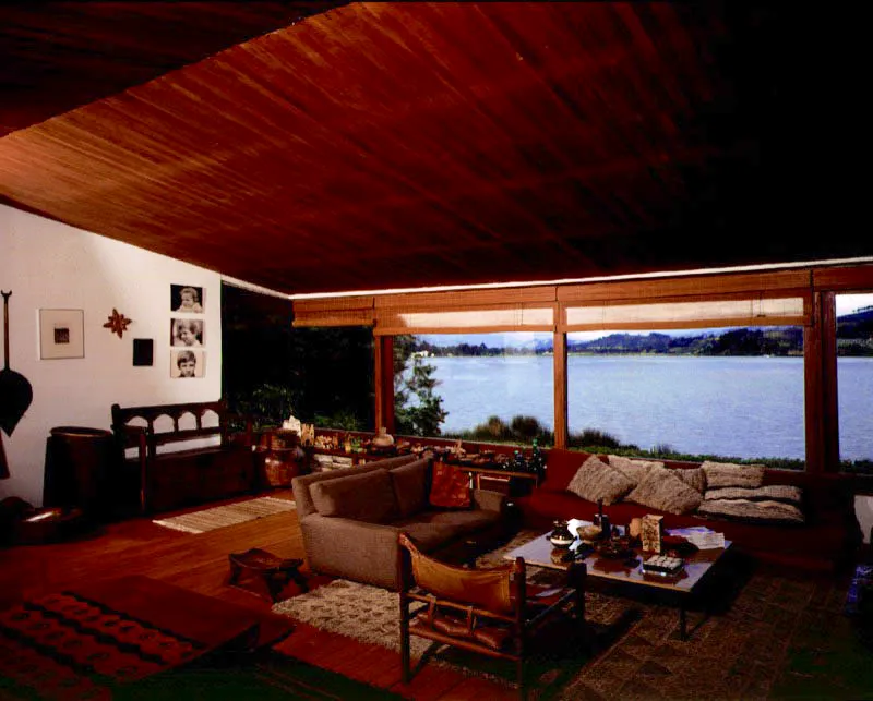Existe una relación evidente entre la proporción alargada de la ventana y la horizontal lejana del borde del lago. El plano transparente se llena con la textura del paisaje y la conduce al interior. La pendiente inclinada de la cubierta y la menor altura en la ventana dirigen la mirada hacia esa franja y la conducen a la lejanía. El efecto es poético. / Paipa, Boyacá. Arquitecto, Guillermo Bermúdez Umaña.