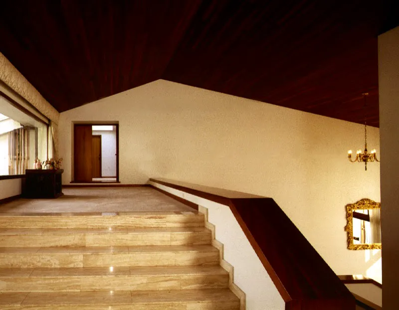 La arquitectura blanca del interior de la casa, la amplitud de los espacios, los juegos de alturas y la presencia dominante del cielo raso son característicos de una corriente de arquitectura de la casa bogota. En ella hay algo de abstracción de la tradición colonial y, en especial, de su espíritu de austeridad. Bogotá, D. C. Arquitecto Rafael Obregón.