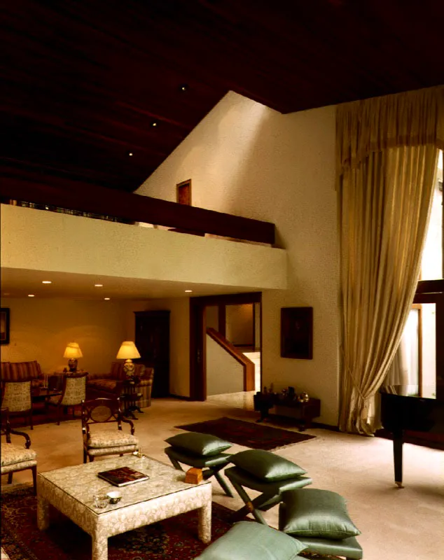 La arquitectura blanca del interior de la casa, la amplitud de los espacios, los juegos de alturas y la presencia dominante del cielo raso son característicos de una corriente de arquitectura de la casa bogota. En ella hay algo de abstracción de la tradición colonial y, en especial, de su espíritu de austeridad. Bogotá, D. C. Arquitecto Rafael Obregón.