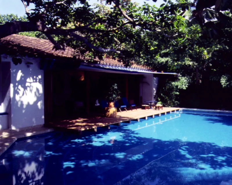 La casa moderna en clima cálido se libera de la exigencia de corrimientos permanentes y se propone como una gran cubierta que sombrea espacios libremente integrados con un exterior marcado sólo por la protección que ella ofrece. El agua de la piscina, inmediata a la casa, es una réplica a escala doméstica del agua del paisaje marino. La idea es de transparencia, frescura y liviandad. Cartagena, Bolívar. Arquitecto, Rafael Obregón.