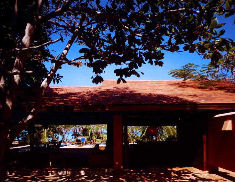 El cobertizo tradicional de la Costa del Caribe ha tenido como función principal, desde tiempos pretéritos, la de brindar sombra y frescura. Esa misma intención se aplica aquí, en lenguaje moderno, para obtener los mismos resultados. / Barú, Bolívar. Arquitecto, Rafael Obregón.
