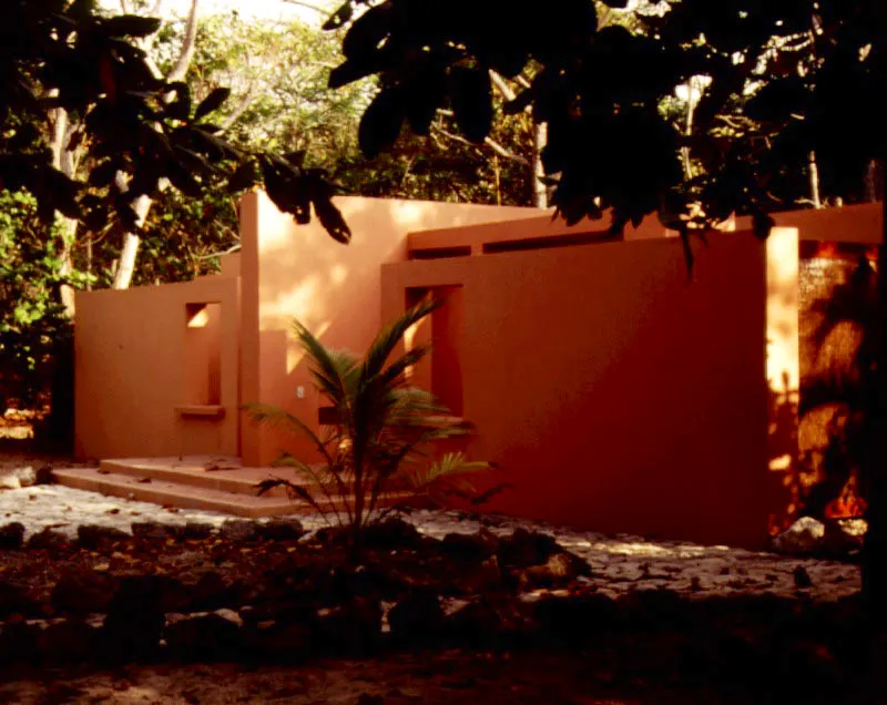 Los planos cerrados de este volumen se combinan en una composición abstracta, rigurosamente moderna, como una señal de orden en medio de la asimetría y exuberancia de la vegetación tropical. / Barú, Bolívar. Arquitecto, Rafael Obregón.
