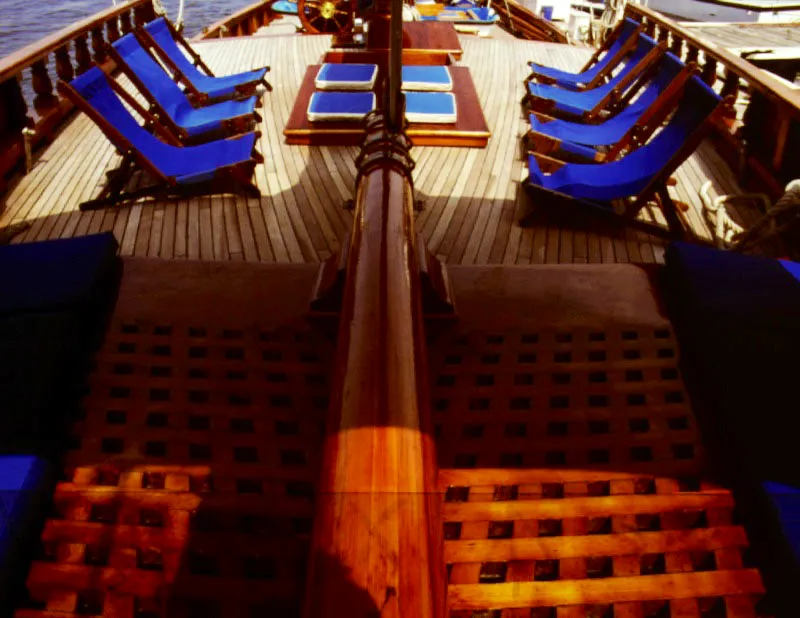 Un velero es una casa flotante. Sus formas externas obedecen a los principios de la navegación y el arquitecto hace uso de ellas para formar espacios de permanencia y de actividad. La cubierta como terraza es la "sala" abierta de la embarcación cuya belleza exterior enuncia su agilidad
y ligereza. El término de "arquitectura naval" sugiere la idea de las grandes embarcaciones. Aquí se propone una "arquitectura para el mar". Mar Caribe.