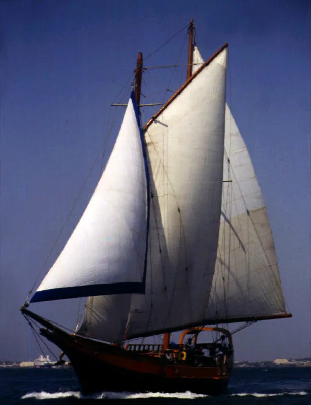 Un velero es una casa flotante. Sus formas externas obedecen a los principios de la navegación y el arquitecto hace uso de ellas para formar espacios de permanencia y de actividad. La cubierta como terraza es la "sala" abierta de la embarcación cuya belleza exterior enuncia su agilidad
y ligereza. El término de "arquitectura naval" sugiere la idea de las grandes embarcaciones. Aquí se propone una "arquitectura para el mar". Mar Caribe.