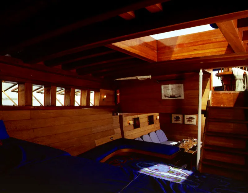 El espacio interior del velero es un conjunto de aciertos de diseño. La necesidad de integrar actividades en el pequeño espacio interno de la nave exige un manejo exacto de las dimensiones de los elementos, dando a cada uno de ellos una función específica para facilitar la presencia de las personas y su movilidad. / Mar Caribe. Arquitecto, Rafael Obregón.