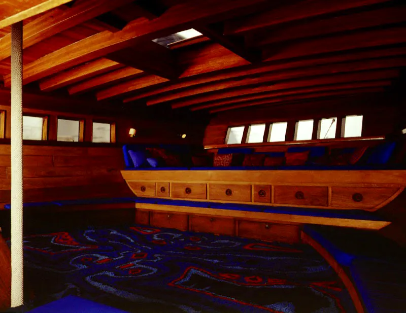 El espacio interior del velero es un conjunto de aciertos de diseño. La necesidad de integrar actividades en el pequeño espacio interno de la nave exige un manejo exacto de las dimensiones de los elementos, dando a cada uno de ellos una función específica para facilitar la presencia de las personas y su movilidad. / Mar Caribe. Arquitecto, Rafael Obregón.