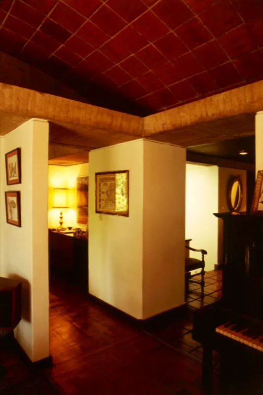 Escala, proporciones, formas y texturas, todo aquello que hace parte de la arquitectura de la casa, está trabajado aquí de manera especial. El arquitecto se expresa a través de intenciones de cantidad y calidad. El manejo de cada material se une al interés por destacar la forma de cada parte, desde la curvatura de la bóveda hasta el sentido escultórico de la chimenea. / Bogotá, D.C. Arquitecto, Roberto Rodríguez Silva.