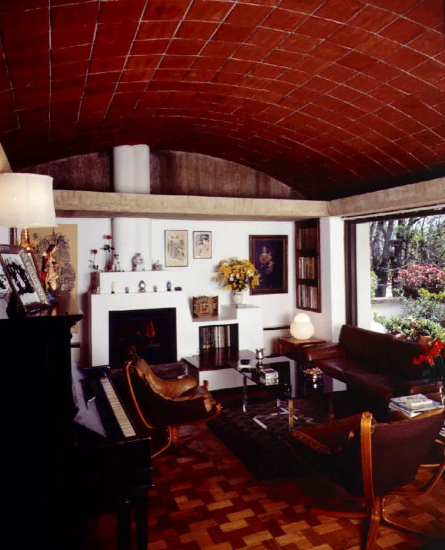 Escala, proporciones, formas y texturas, todo aquello que hace parte de la arquitectura de la casa, está trabajado aquí de manera especial. El arquitecto se expresa a través de intenciones de cantidad y calidad. El manejo de cada material se une al interés por destacar la forma de cada parte, desde la curvatura de la bóveda hasta el sentido escultórico de la chimenea. / Bogotá, D.C. Arquitecto, Roberto Rodríguez Silva.