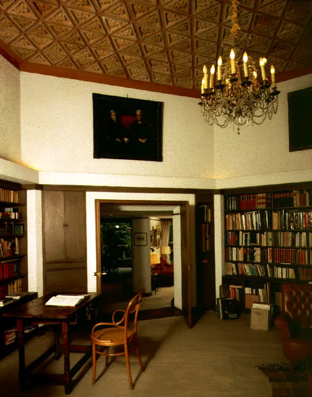 El artesonado del cielo raso de la biblioteca es una clara invocación al pasado colonial y propone un contraste con las líneas y superficies modernas del resto de la casa. La textura y el colorido del artesonado rematan la concepción general del espacio con sus dos franjas horizontales claramente definidas. / Bogotá, D.C. Arquitecto, Francisco Pizano de Brigard.
