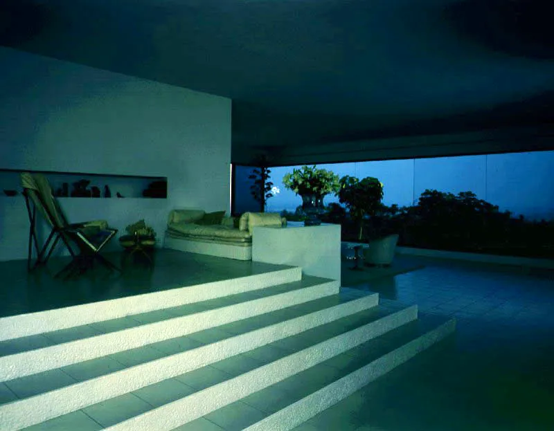 La casa es concebida como un ejercicio abstracto en el que elementos tan convencionales como unos escalones se incorporan como simples sucesiones de planos horizontales y verticales. Las texturas lisas o rugosas de los planos, su transparencia u opacidad, lo pulido y lo rústico se trabajan para darles identidad particular. La magnífica vista está presente en todas partes. / Cali, Valle del Cauca. Arquitectos, Manuel Lago, Jaime Sáenz.