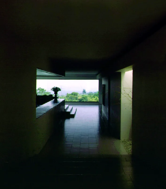 La casa es concebida como un ejercicio abstracto en el que elementos tan convencionales como unos escalones se incorporan como simples sucesiones de planos horizontales y verticales. Las texturas lisas o rugosas de los planos, su transparencia u opacidad, lo pulido y lo rústico se trabajan para darles identidad particular. La magnífica vista está presente en todas partes. / Cali, Valle del Cauca. Arquitectos, Manuel Lago, Jaime Sáenz.