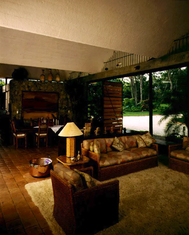 La separación entre la cubierta abovedada y las particiones interiores de los espacios, pensada en función del clima, favorece las cualidades ambientales de la casa. La simplificación del planteamiento arquitectónico se enriquece con el trabajo de los materiales. La sensación de libertad se respira "literalmente" en todos los espacios. / Cali, Valle del Cauca. Arquitecto, Jaime Errazuriz.