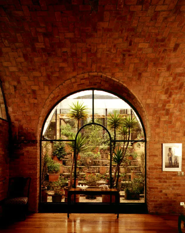 Una de las intenciones básicas presentes en la casa es la de hacer dar forma e interés al espacio y hacer sentir cada una de sus texturas: el ladrillo, la madera, el vidrio, las plantas e incluso la transparencia del aire que la rodea. / Bogotá, D.C. Arquitecto, Herbert Baresch.