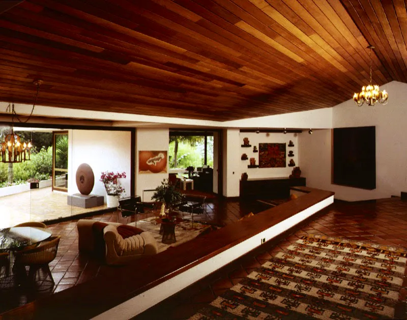 El gusto por los materiales naturales ha sido una constante en la arquitectura de la casa moderna en Colombia durante décadas. La baldosa cerámica, la madera y los muros lisos, pintados de blanco, fueron y son signo de sobriedad. La manera como se trabajan las formas en el espacio y los cambios de dirección dan carácter al interior de la casa y acentúan el interés puramente arquitectónico del proyecto. / Bogotá, D.C. Arquitecto, Rafael Obregón.
