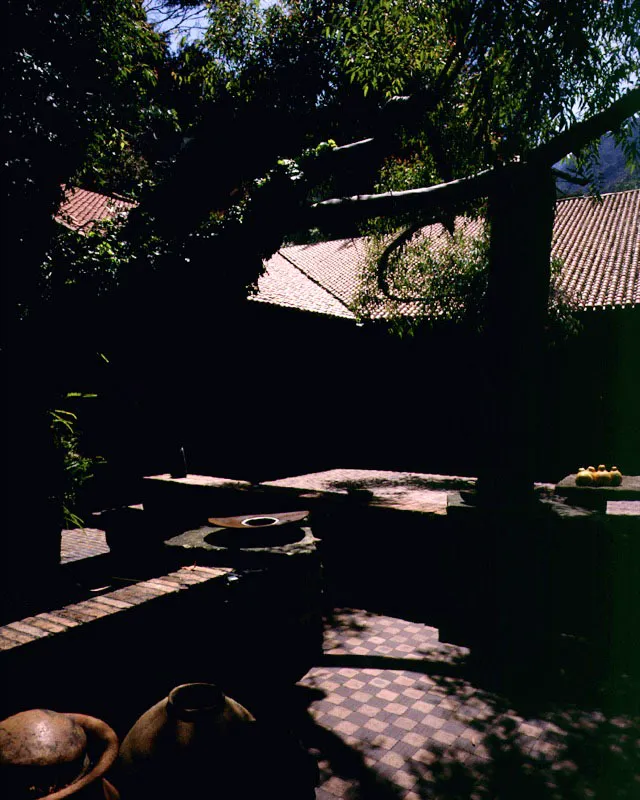 Hacer un lugar ¿un patio o un vestíbulo? va más allá de delimitar físicamente sus espacios. Tiene que ver con la imagen de la casa y con el estímulo a los sentidos a través de diversos recursos. Tiene que ver también con darles sentido a los espacios, hacerlos comprensibles. Un patio o un vestíbulo tiene sentido cuando la persona, además de entenderlo, lo siente. / Bogotá, D.C. Arquitecto, Rogelio Salmona.