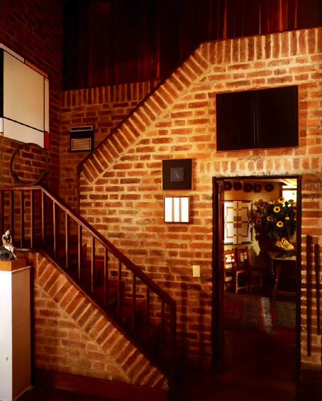 Hacer un lugar ¿un patio o un vestíbulo? va más allá de delimitar físicamente sus espacios. Tiene que ver con la imagen de la casa y con el estímulo a los sentidos a través de diversos recursos. Tiene que ver también con darles sentido a los espacios, hacerlos comprensibles. Un patio o un vestíbulo tiene sentido cuando la persona, además de entenderlo, lo siente. / Bogotá, D.C. Arquitecto, Rogelio Salmona.