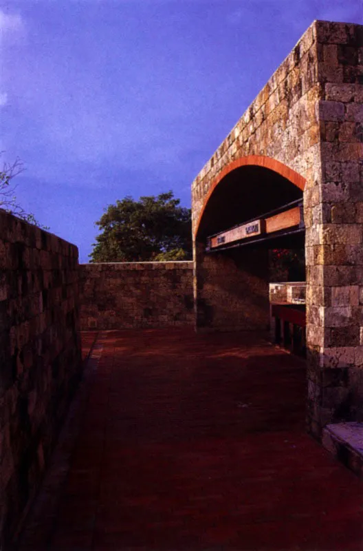 Le Corbusier afirmó categóricamente que la arquitectura es "el juego sabio correcto y magnífico
de los volúmenes bajo la luz". Ese juego puede también, como en este caso, ser sutil y discreto, sugerido y no necesariamente evidente. La personalidad de cada parte de la casa se percibe al estar cerca, al recorrerla. Desde lejos, en el conjunto, se asumen las unidades individuales como parte de un juego de planos, volúmenes y texturas. / Cartagena, Bolívar. Arquitecto, Rogelio Salmona.