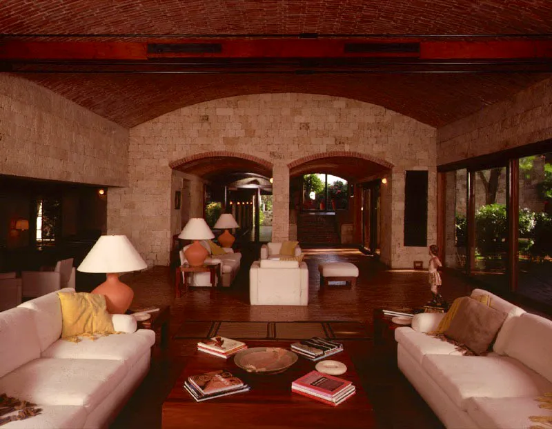 La concepción de la casa consiste en una serie de sugerencias: de formas, de texturas, de contrastes, de visuales, de secuencias y recorridos. Lo obvio, aquello que se capta de un solo golpe de vista, se reemplaza por cruces de sensaciones que atraen la atención y se conjugan en composiciones en las que circunstancias como la luz y la sombra aportan momentos insospechados. La casa invita a ser conocida. / Cartagena, Bolívar. Arquitecto, Rogelio Salmona.