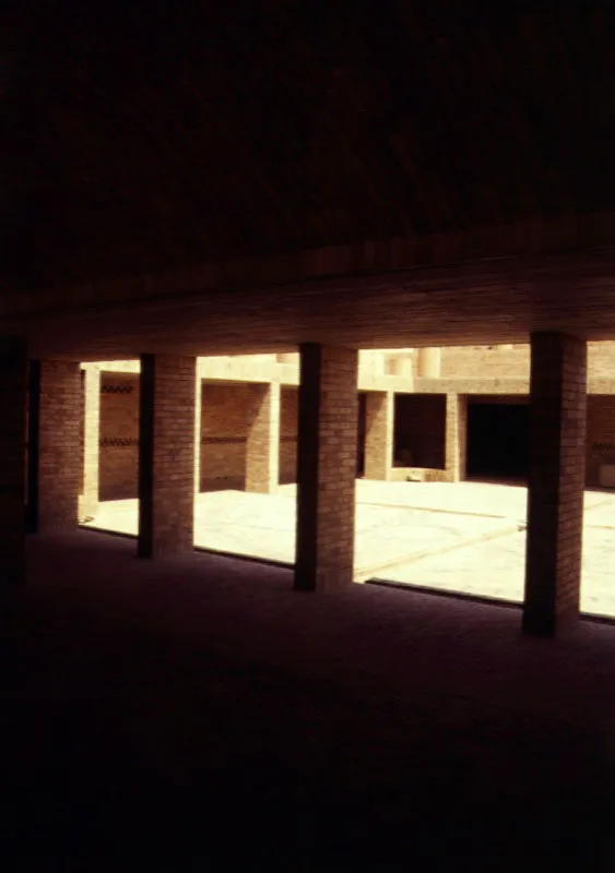 Un patio es un vacío al que llena la luz o es también una masa de aire. La arquitectura se hace presente en la medida en que la luz incide sobre ella. El contraste definitivo entre las masas sólidas y los vacíos es acentuado por las sombras que refuerzan el sentido tectónico de los pilares, de los muros, de las escaleras y, en general, de todas las fracturas de los volúmenes. Hay un sentido ceremonial en el tratamiento del conjunto. / Cota, Cundinamarca. Arquitecto, Rogelio Salmona.