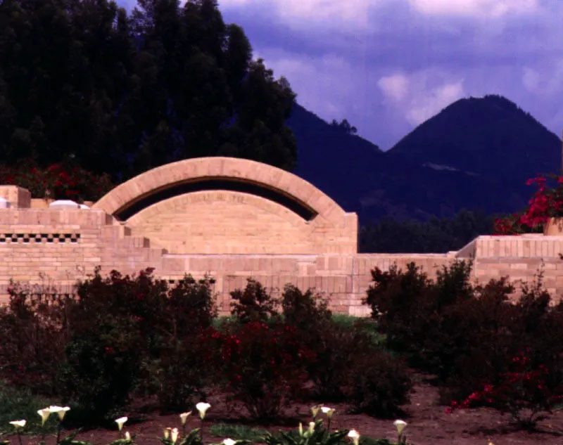 La casa evoca, en sus formas y espacios, sentimientos solemnes y amables al mismo tiempo: algo de templo, algo de aldea, algo evidente y algo insinuado. Los muros se convierten en bóvedas, hacen laberintos y celosías y enuncian su importancia como los constructores del espacio. / Cota, Cundinamarca. Arquitecto, Rogelio Salmona.